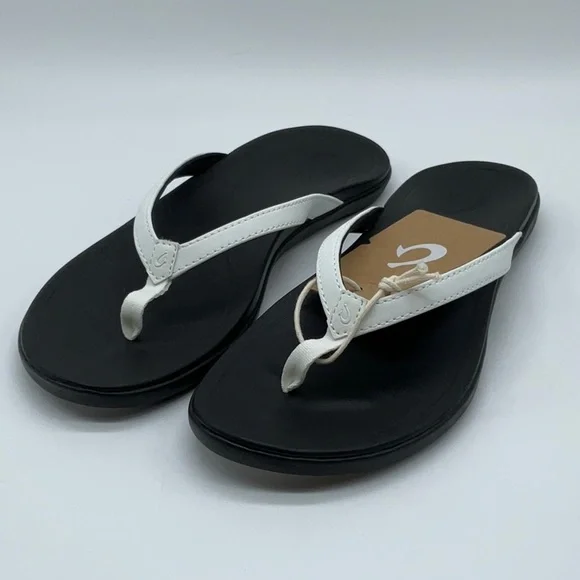 OluKai Ho’pio woman’s beach sandal white/onyx - Picture 1 of 5